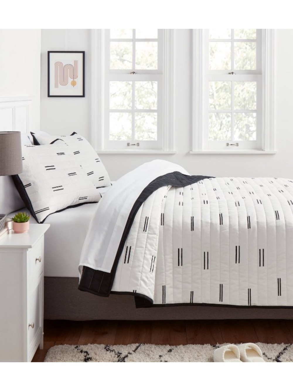 Room Essentials Satin Quilt White/Black Midweight •Full/Queen•